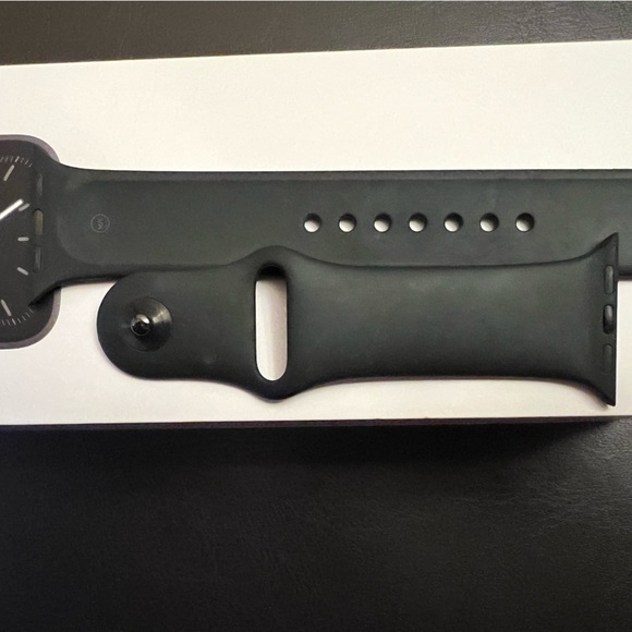 Apple Watch Series 5 40MM Space Gray Aluminum Case - Picture 3 of 9